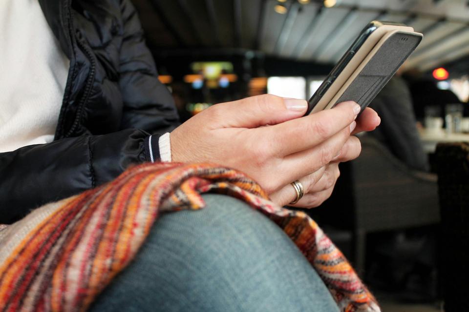 Hands holding a phone.